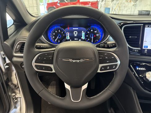 Used 2026 Chrysler Pacifica Limited FWD image 17