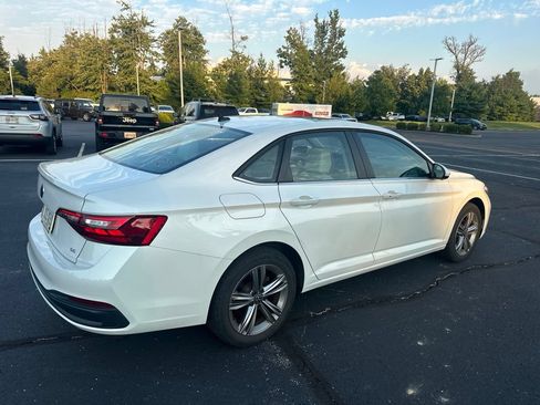 Used 2024 Volkswagen Jetta SE w/ Panoramic Sunroof Package FWD image 4