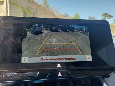 Used 2023 Toyota Venza XLE image 26