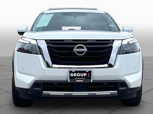 Certified 2025 Nissan Pathfinder SL image 4