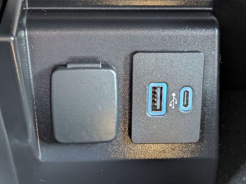 Used 2023 Ford Explorer XLT RWD image 25