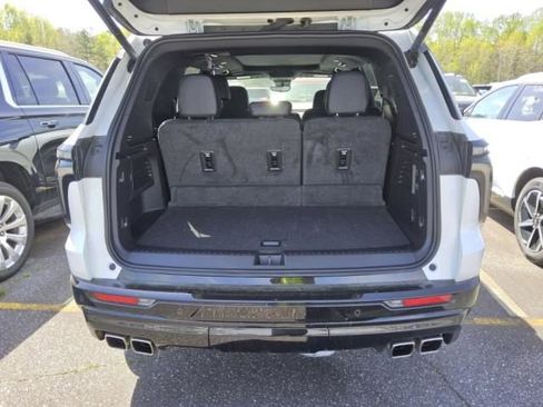 Used 2024 Chevrolet Traverse RS FWD image 2