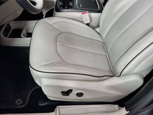 Used 2018 Chrysler Pacifica Limited FWD image 17