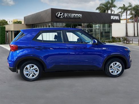 Certified 2022 Hyundai Venue SE image 2