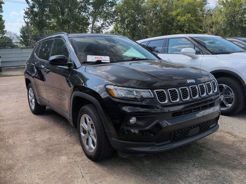Used 2025 Jeep Compass Latitude w/ Sun & Sound Group AWD/4WD image 3