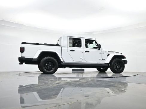 Used 2025 Jeep Gladiator Sport AWD/4WD image 29