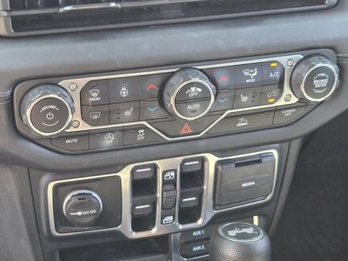 Used 2024 Jeep Wrangler Unlimited Sahara AWD/4WD image 31