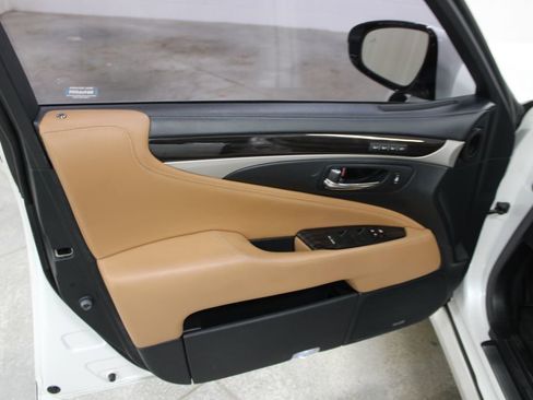 Used 2016 Lexus LS 460 w/ Comfort Package RWD image 34