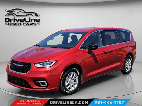 Used 2025 Chrysler Pacifica Select FWD image 1