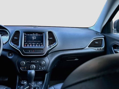 Used 2019 Jeep Cherokee Trailhawk AWD/4WD image 20