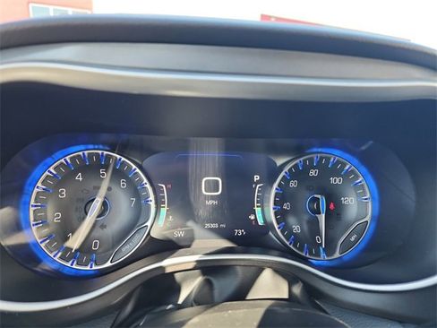 Used 2024 Chrysler Pacifica Touring-L image 15