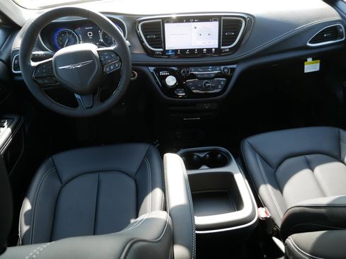 New 2026 Chrysler Pacifica Select image 12