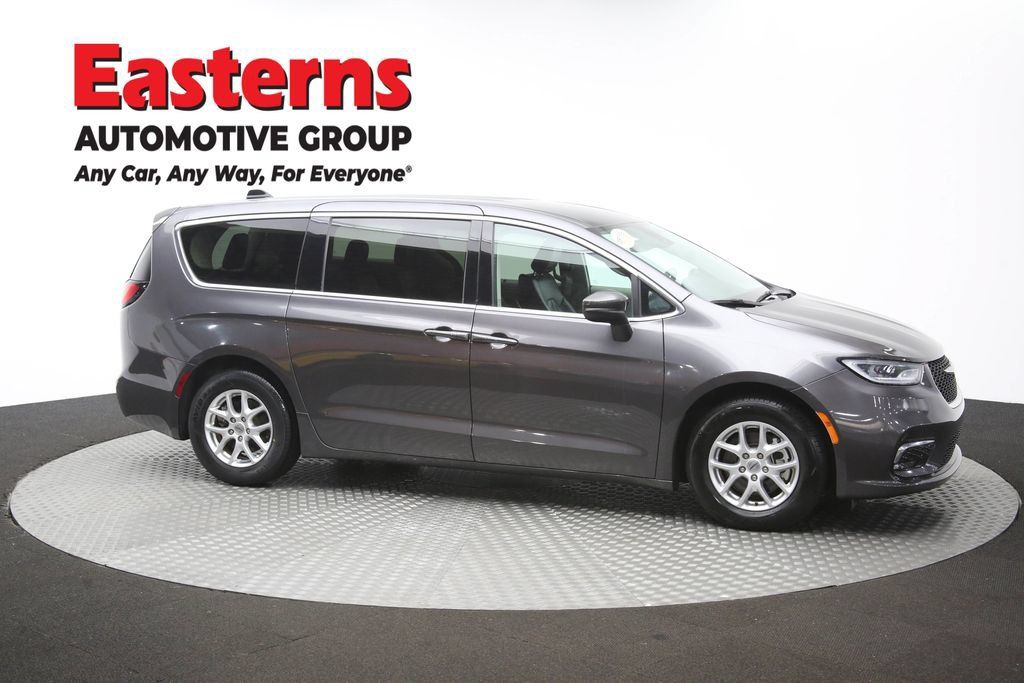Used 2023 Chrysler Pacifica Touring-L FWD image 50