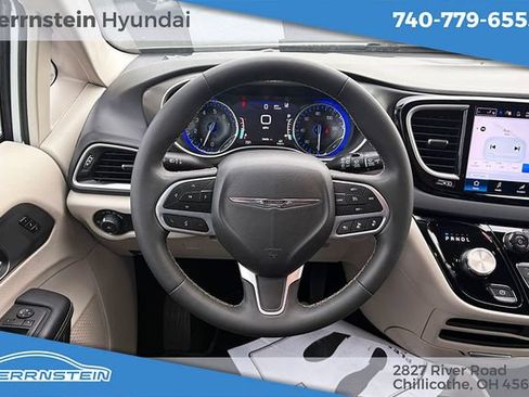 Used 2024 Chrysler Pacifica Touring-L FWD image 7