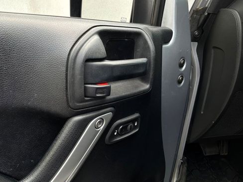 Used 2015 Jeep Wrangler Unlimited Sahara w/ Connectivity Group AWD/4WD image 17