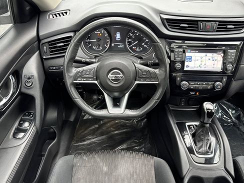 Used 2017 Nissan Rogue SV AWD/4WD image 14