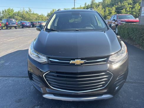 Used 2020 Chevrolet Trax LT w/ Sun & Sound Package AWD/4WD image 3