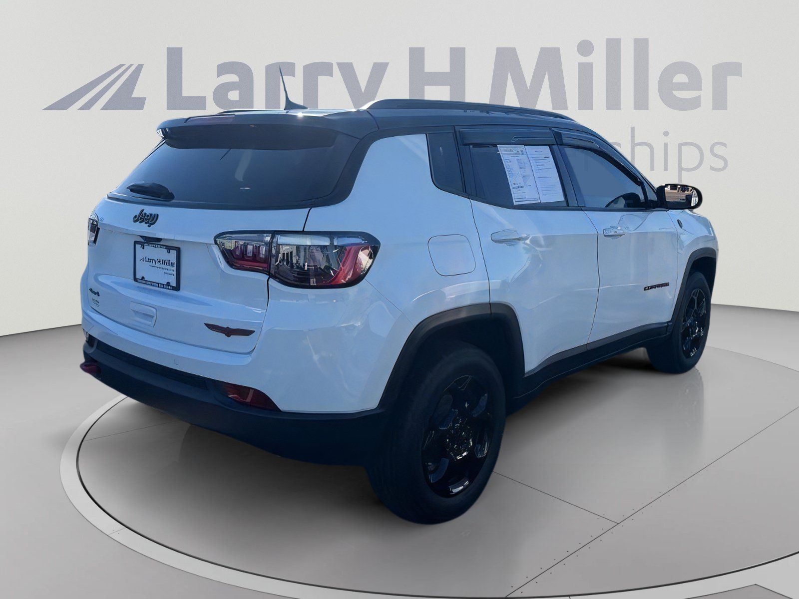 Used 2025 Jeep Compass Trailhawk AWD/4WD image 4