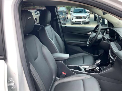 Used 2024 Buick Encore GX Sport Touring FWD image 8