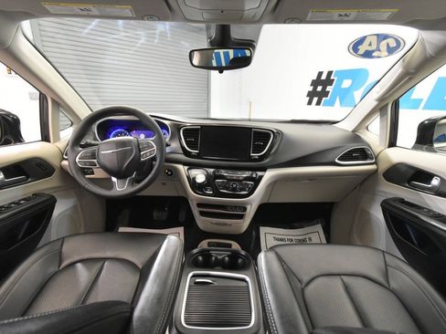 Used 2024 Chrysler Pacifica Touring-L FWD image 18