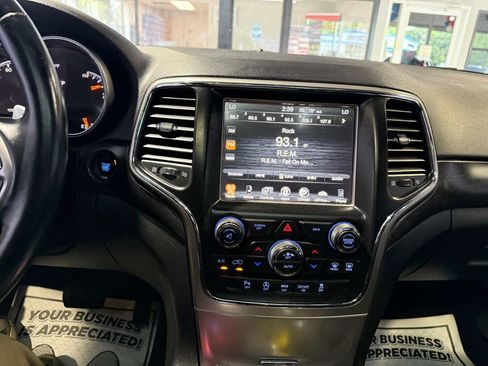 Used 2017 Jeep Grand Cherokee Altitude AWD/4WD image 14