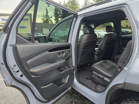 Used 2023 Honda Pilot TrailSport image 4