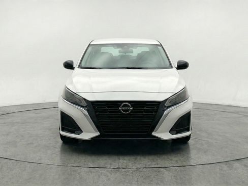 Used 2025 Nissan Altima 2.5 SV FWD image 2