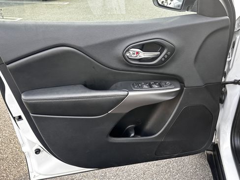 Used 2019 Jeep Cherokee Limited image 16