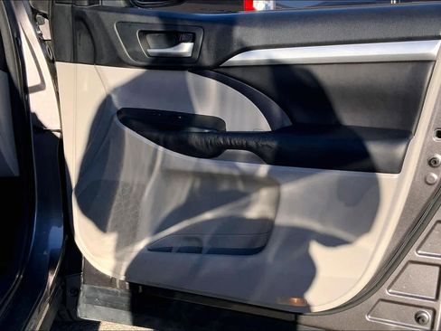 Used 2016 Toyota Highlander XLE image 22