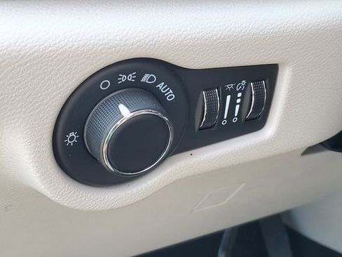 Used 2024 Chrysler Voyager LX FWD image 14