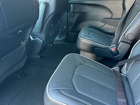 New 2027 Chrysler Pacifica Limited FWD image 12