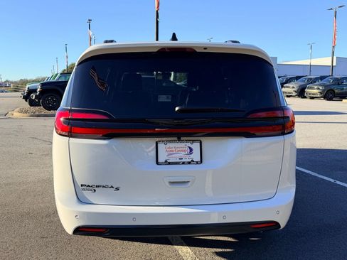 New 2026 Chrysler Pacifica Select w/ S Appearance Package FWD image 8