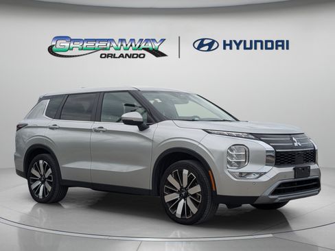Used 2025 Mitsubishi Outlander SE FWD image 2