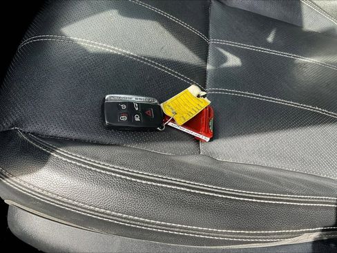 Used 2019 Land Rover Range Rover Velar S image 11