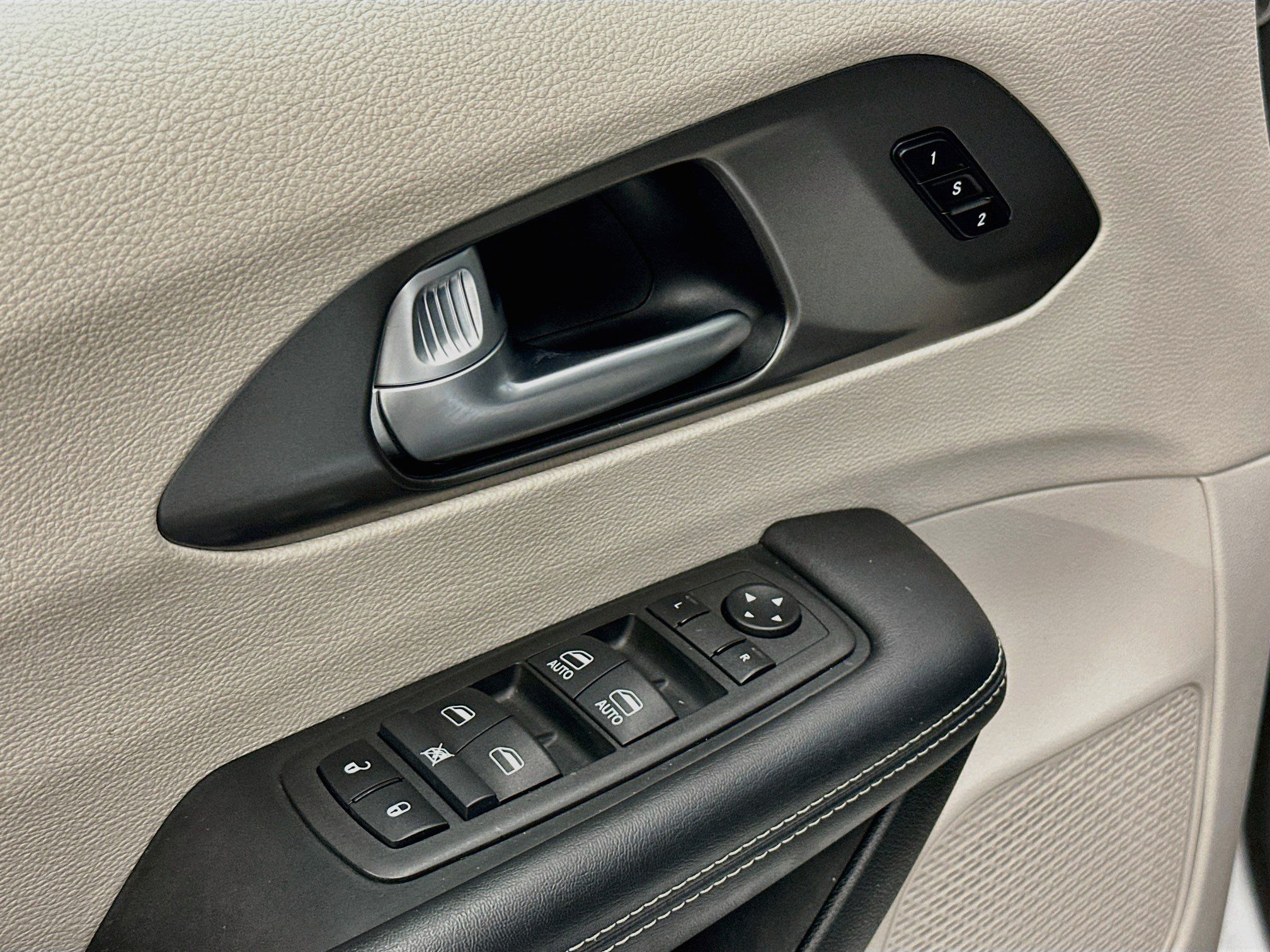 Used 2024 Chrysler Pacifica Touring-L FWD image 15