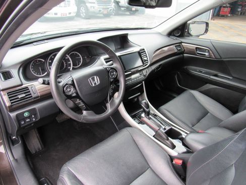Used 2016 Honda Accord Touring image 18