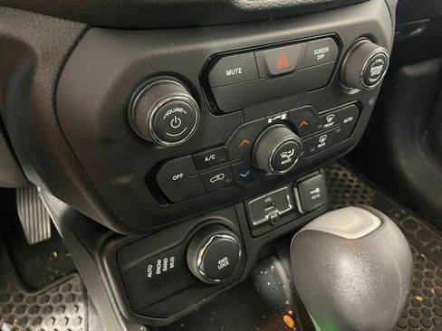 Used 2018 Jeep Renegade Altitude AWD/4WD image 7