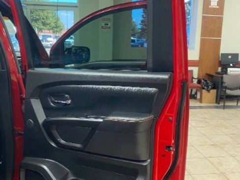 Used 2021 Nissan Titan PRO-4X w/ Pro-4x Convenience Package image 11