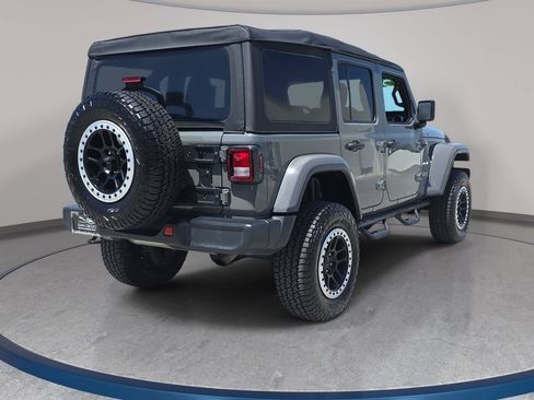 Used 2018 Jeep Wrangler Unlimited Sahara AWD/4WD image 6
