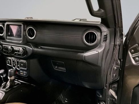 Used 2018 Jeep Wrangler Unlimited Sahara AWD/4WD image 18
