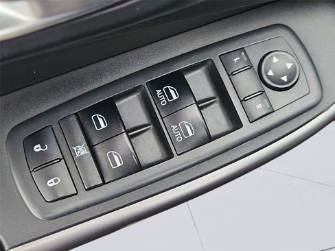 Used 2019 Jeep Cherokee Limited FWD image 22