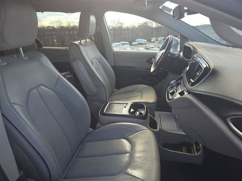 Used 2020 Chrysler Pacifica Limited FWD image 11