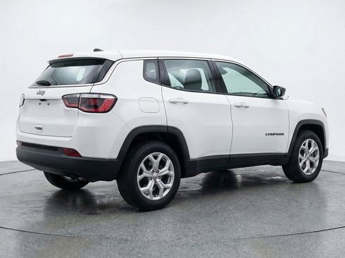 Used 2025 Jeep Compass Latitude image 9