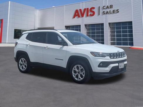 Used 2025 Jeep Compass Latitude w/ Sun & Sound Group AWD/4WD image 3