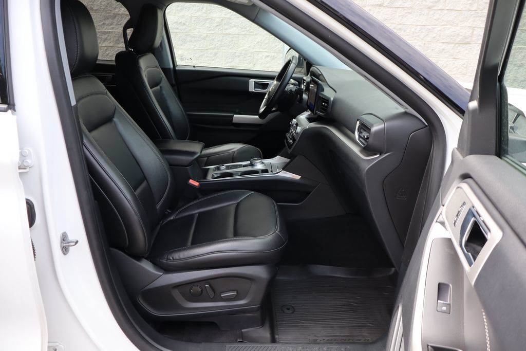 Used 2020 Ford Explorer XLT w/ Equipment Group 202A AWD/4WD image 33