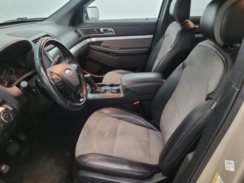 Used 2017 Ford Explorer XLT w/ Equipment Group 202A AWD/4WD image 17