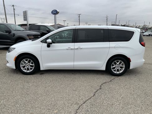 Used 2023 Chrysler Voyager LX image 7