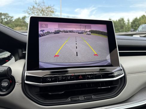 Used 2024 Jeep Compass Limited image 17