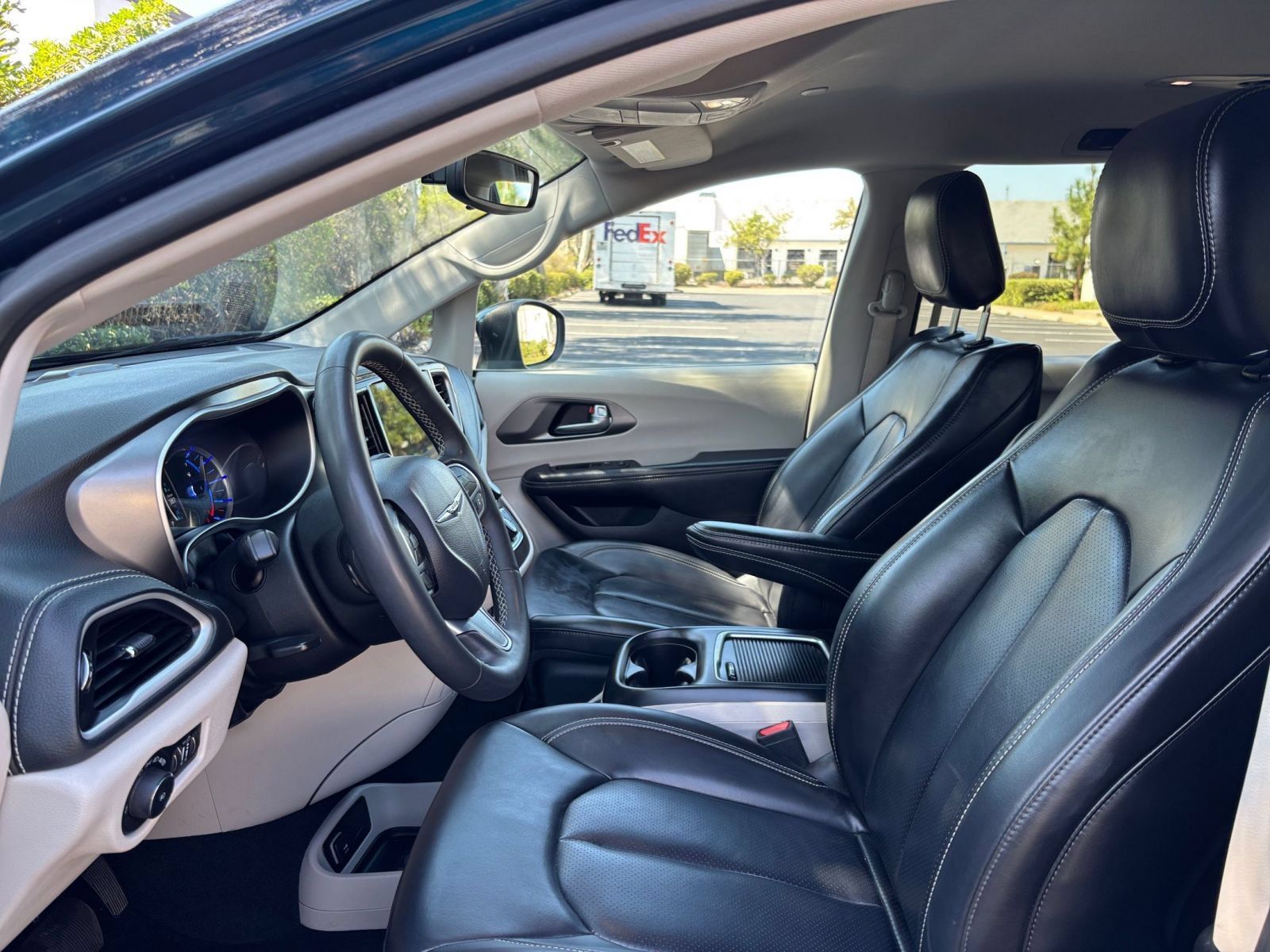 Used 2023 Chrysler Pacifica Touring-L FWD image 28