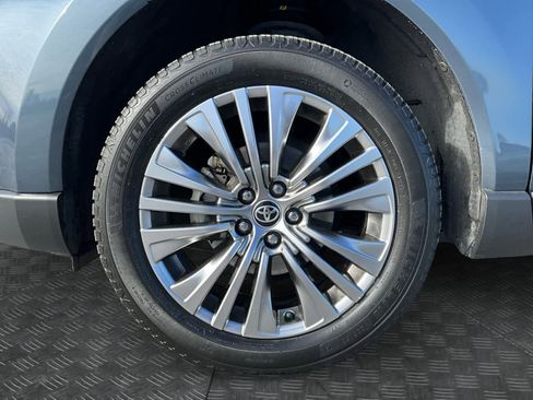 Used 2021 Toyota Venza Limited image 16